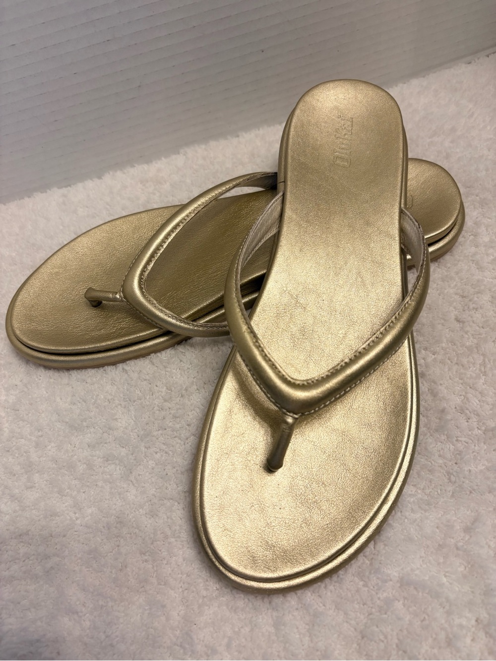 OluKai Tiare Gold Metallic Leather Comfort Resort Flip Flop Sandals Womens 11